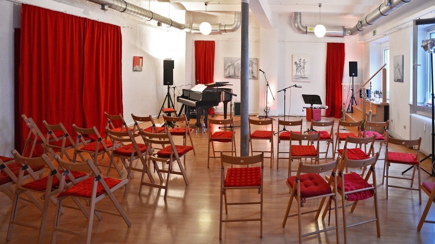 Hinterhofsalon: "A MILLION DREAMS THE CIRCUS "